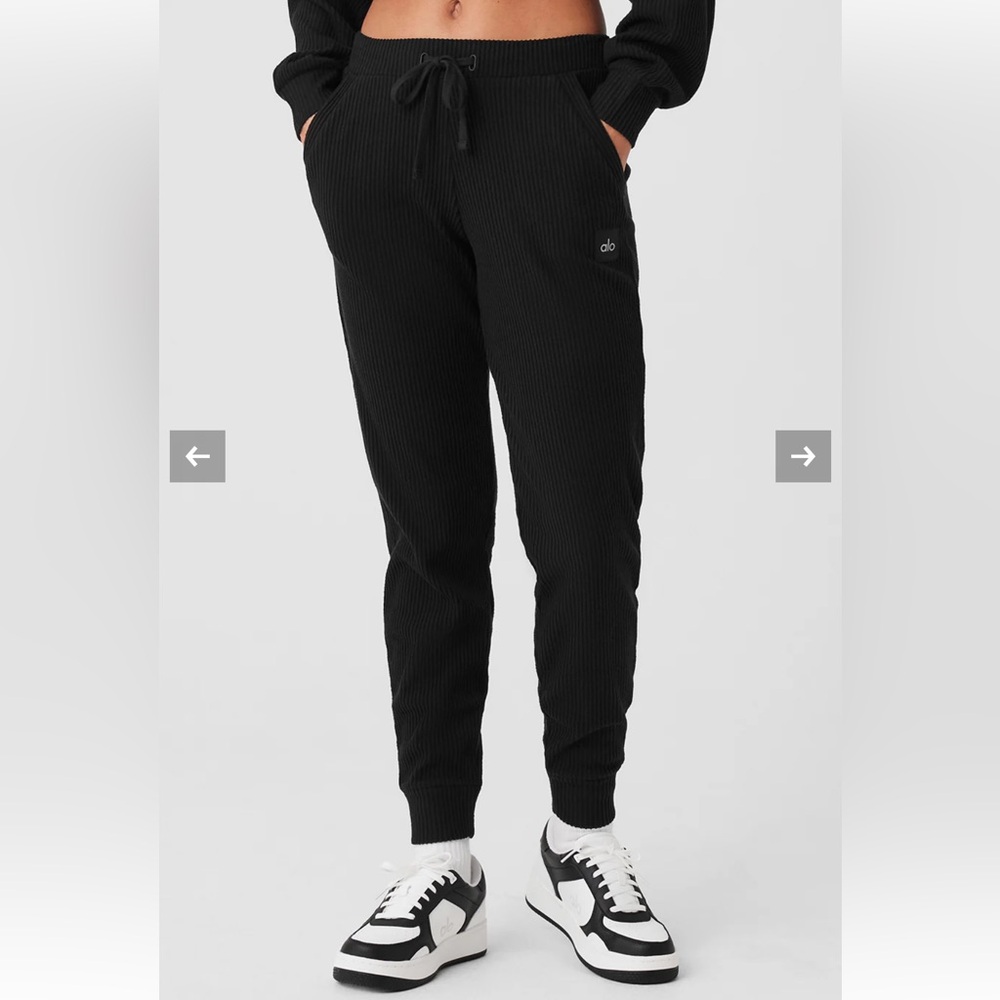 Alo Muse Sweatpant - Black; size Small